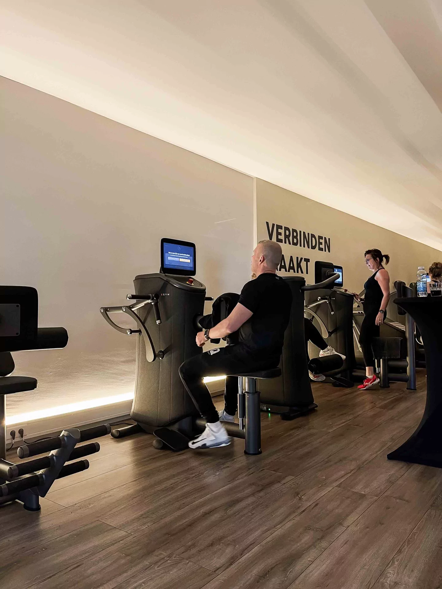 Man op EGYM krachtcircuit in gym Workum